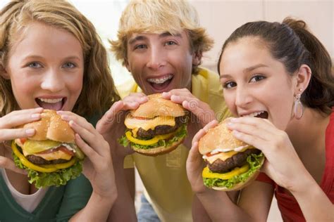 Jugendliche Burger Essen Stockbild Bild von kamera beißens 6883309
