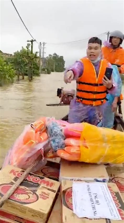 Theo lãnh đạo xã minh an, khu lực lượng chức năng có mặt chỉ có vợ chồng anh bùi xuân huấn ở đó. Huấn Hoa Hồng bị tố "làm màu" khi xòe tiền chụp ảnh tặng ...