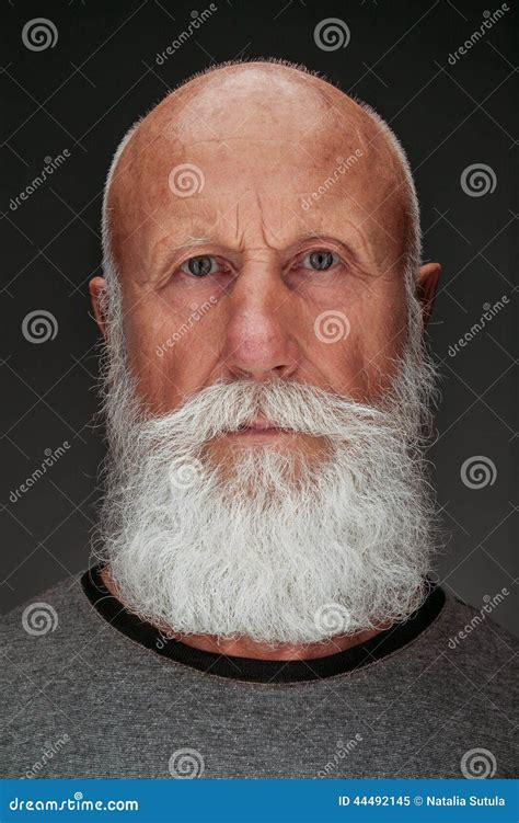 Старик с длинной бородой с большой улыбкой Стоковое Изображение изображение насчитывающей