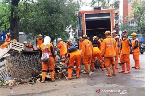 Petugas Kebersihan Diterjunkan Di Jakarta Selama Libur Lebaran