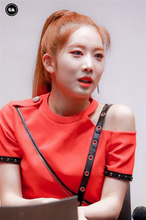 Pin by 𝓖𝓪𝓵𝓪𝔁𝔂 on LOONA - Kim Lip | Women's top, Fashion, Women