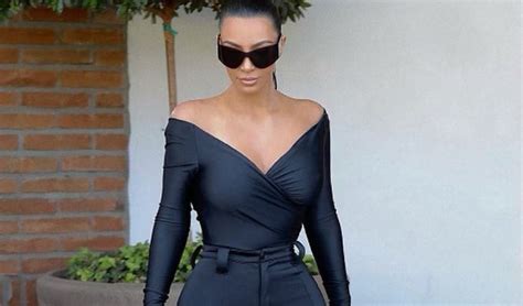Kim Kardashian Seduce En Fotos Con Atuendo Negro Completo