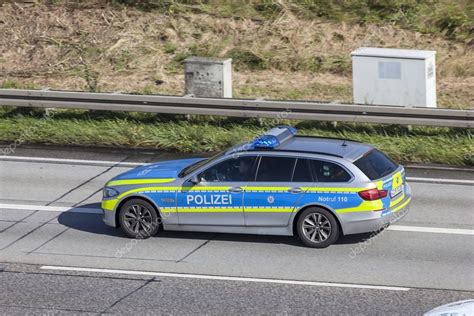 Wo in deutschland kann man ein us police car kaufen ? Deutsche Polizeiauto auf der Straße — Redaktionelles ...