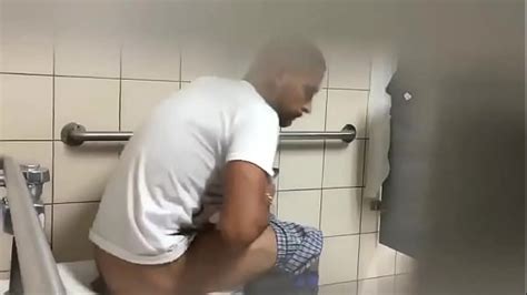 Sexo gay en baños publicos Video Porno HD PornoZorras