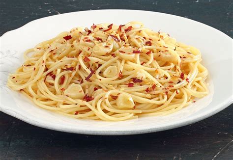 Se pot folosi orice fel de paste: Ricetta Spaghetti aglio olio e peperoncino - La ricetta di ...