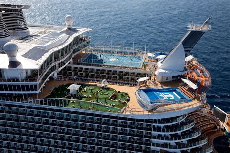 Amazing World Oasis Of The Seas The Largest Luxury Cruise Ship In