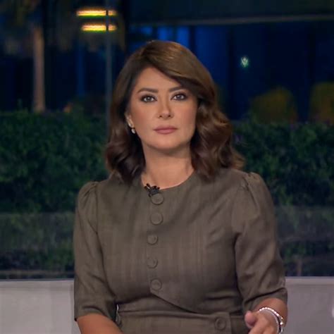 الإعلامية الفلسطينية سلمي الجمل مذيعة قناة الجزيرة تقدم برنامج منتصف الليل بمفردها جميلات