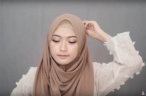 Cara Memakai Hijab Pashmina Simple 3 Lara Hijab