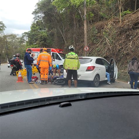 Dois feridos em colisão entre carro e motos na Castello Branco
