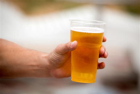 Di forma svasata esalta il profumo della birra. Bicchiere per birra: vetro o plastica? | Birra San Biagio