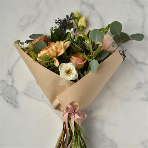 Hand Tied Bouquet In Kraft Paper Упаковка букетов Бумажные гирлянды