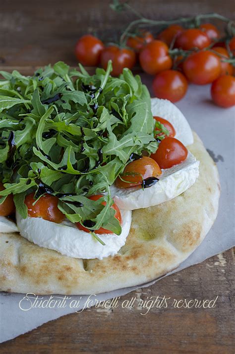 Focaccia Fredda Con Caprese Di Pomodori E Mozzarella Di Bufala Esi