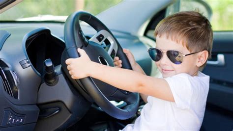 Un Niño Aprende A Conducir En Youtube Y Se Va Con El Coche De Su Padre