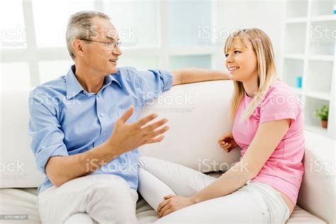 Padre Hablando Con Su Hija Foto De Stock Y Más Banco De