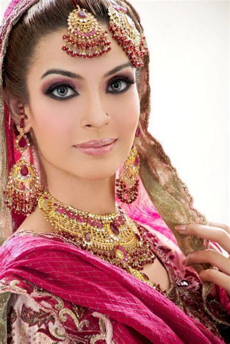 Most Beautiful Face Makeup For Pakistani Bridal Arabic Mehndi Designs