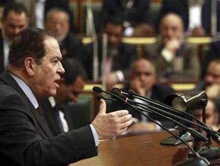 رئيس وزراء مصر الأسبق كمال الجنزوري يتحدث في مؤتمر صحفي في مقر رئاسة الوزراء بالقاهرة في صورة من أرشيف رويترز. البرلمان المصري يرفض الخطة الاقتصادية للحكومة