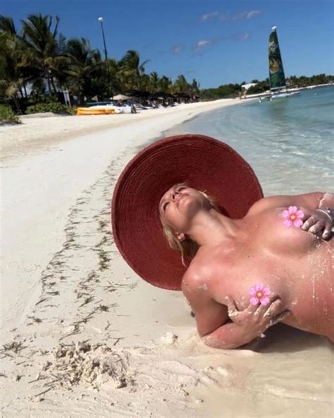 Britney Spears Topless On The Beach 1 New Photo The Fappening