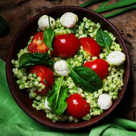 Le couscous perlé régulier consiste en de grosses granules de semoule de blé dur. Salade de couscous perlé au pesto et bocconcini | Antoine.ca