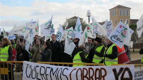 El Sindicato Csif Y Trabajadores De Trapa Se Concentran En Las Cortes Contra Los Recortes De