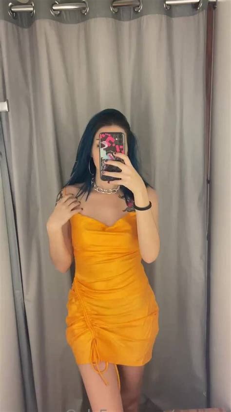 [f] do you want to fuck me in this public fitting room scrolller