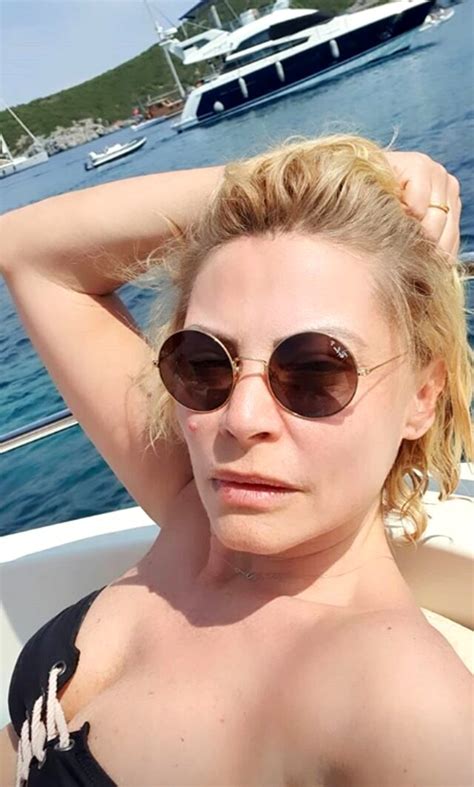 Balık burcu olan çift, astrolojiye inandıkları için i̇kili, ilk olarak önceki akşam kız isteme ve nişan merasimini gerçekleştirdi. Seray Sever bu kez de tatil pozuyla yaktı geçti! Seray ...