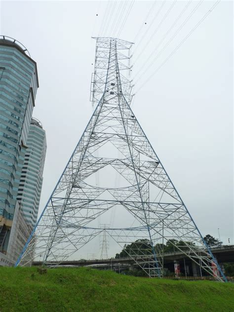 How do electric transmission lines work? Kerinchi Pylon - the tallest electricity pylon in ...