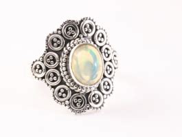 Bewerkte Zilveren Ring Met Ethiopische Opaal