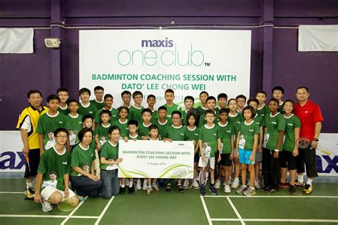 Lee chong wei receives medical treatment during the final match against lin dan. Lee Chong Wei give Free Coaching to Kids - Badminton Zone