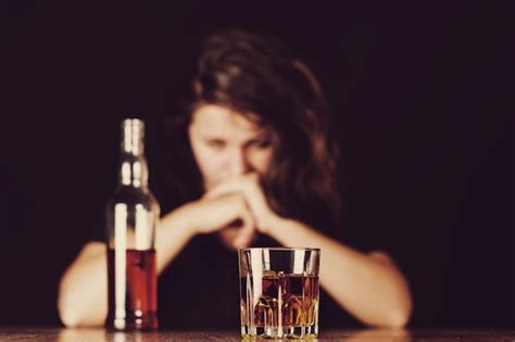 Betrunkene Frau Mit Einer Flasche Und Einem Glas Alkohol Premium Foto