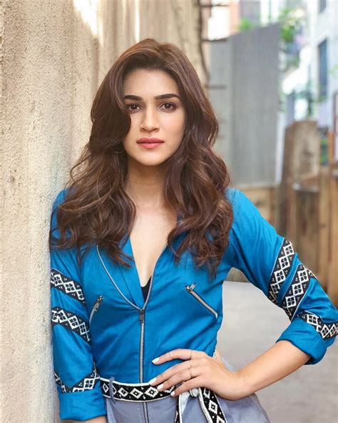 Kriti Sanon Çr Gr With Images Indian Bollywood Actress Beautiful Bollywood Actress Indian