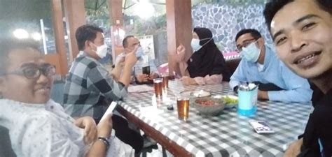 Hingga berita ini dimuat, petugas dari pemadam kebakaran (damkar) satpoldam subang masih terus melalukan pendinginan agar api dalam sekam atau damkar dan penyelamatan, dede rosmayandi. Daftar Harga Menu Rumah Makan Sindang Heula Abah Subang, Kuliner Gurame Bakar yang Melegenda ...