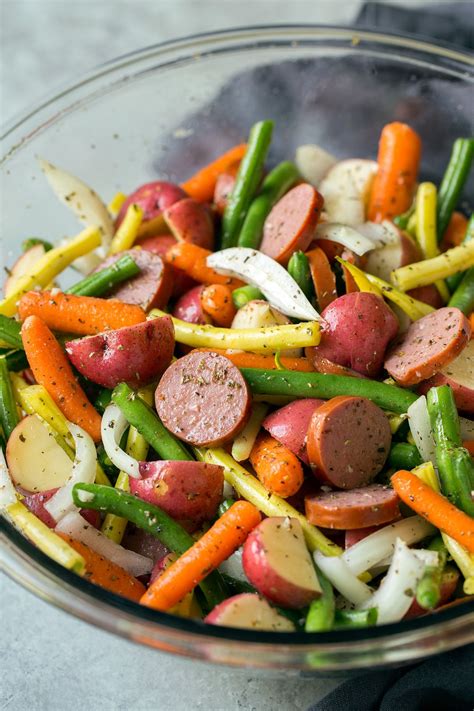 Add in an herby, garlicky marinade and some parmesan cheese, you're on your way to quick dinner bliss. Garlic Herb Sausage and Veggie Foil Packs - Cooking Classy ...