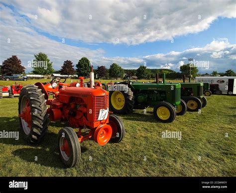 Exposition de tracteurs anciens Démonstration du tracteur Machines