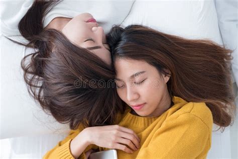 la fine sulle coppie lesbiche dell asia lgbt abbraccia e sedendosi sul letto con l ha fotografia