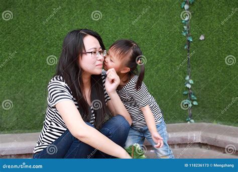 Le Jeu Parental De Maman De Baiser De Fille D Enfants D Amour Maternel De Temps De Famille
