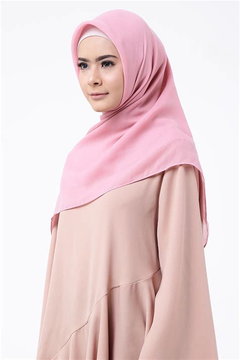 Warna peach puff merupakan jenis warna peach yang memiliki tingkatan lebih muda dan sediikit jika warna ini di gunakan pada fashion pria maka akan mengesankan sebuah lelai yang lembut dan. Jilbab Yang Cocok Untuk Baju Warna Pink Peach - Berbagai ...