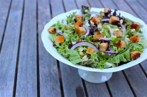 Zomerse salade met sla rode ui en kip