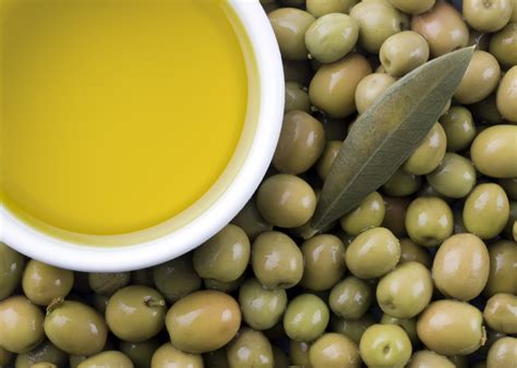 Ia adalah tanaman dari mediterania yang banyak mengandung senyawa penting untuk kesehatan tubuh, yaitu vitamin k, e. Manfaat Minyak Zaitun Untuk Kecantikan | Manfaat