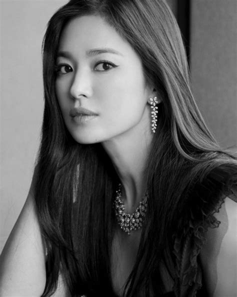 She gained international popularity through her leading roles in television dramas autumn in my heart (2000). Song Hye Kyo đi hẹn hò cùng một người đàn ông lạ