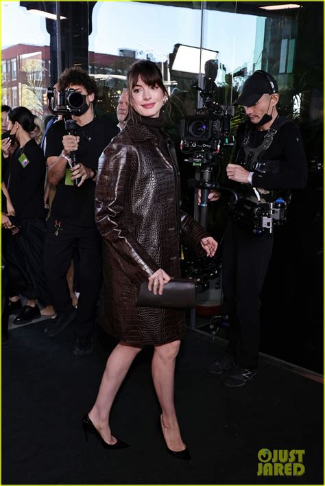Anne Hathaway Anna Wintour Channel Devil Wears Prada At Michael Kors Nyfw Show Photo