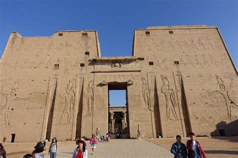 Edfu Temple Of Horus Gate Picture Of Temple Of Horus At Edfu Nile