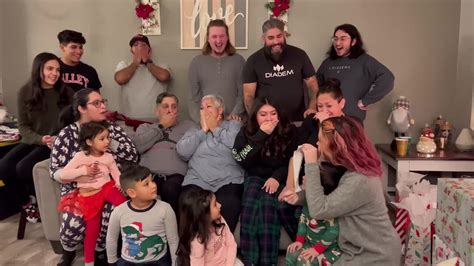 Couple Surprises Everyone With Pregnancy Announcement During Family Photo Jukin Licensing