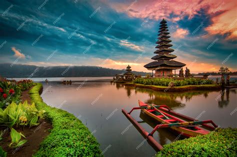 Premium Photo Pura Ulun Danu Bratan Hindu Temple With Boat On Bratan