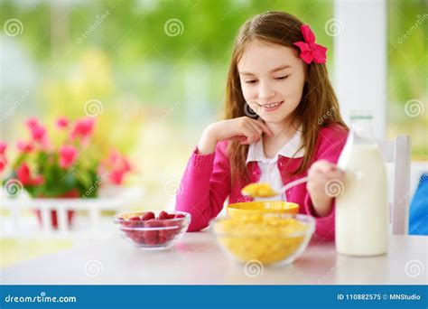 Nettes Kleines Mädchen Das Zu Hause Ihr Frühstück Genießt Hübsches Kind Das Corn Flakes Und