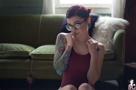 Tapety ryšavý brýle tetování koberce Arriane suicidegirls