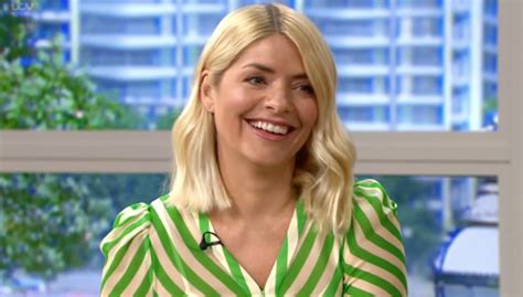 Viewers Liken Holly Willoughbys Dress To A Twister Entertainment Daily