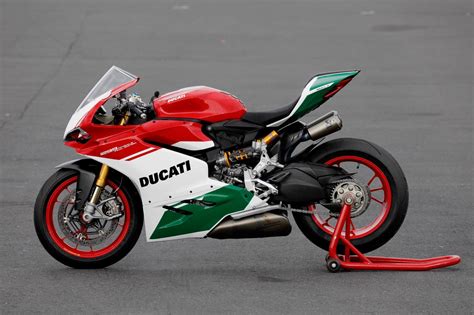 First Ride Ducati 1299 Panigale R Final Edition