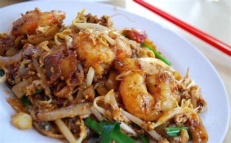 The actual char kway teow is the thin flat rice noodles mixed with little yellow noodles. Kalori Kuey Teow Goreng | Asian recipes, Dishes, Food