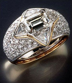 Forty years since lady di and prince charles announced their engagement, diana's sapphire ring continues to inspire. ENGAGEMENT RING PRINCESS DIANA | Diana ring, Princess ...