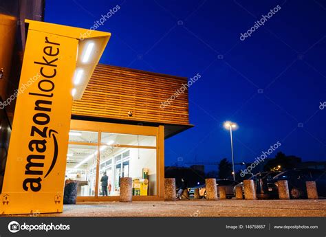 Amazon Locker In Mall Supermarket Store Wth Large Parking And Du